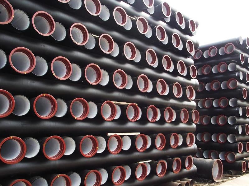 球墨鑄鐵管怎么打壓試驗?zāi)? /><br />  壓力試驗應(yīng)合乎以下要求<br />  1）壓力試驗應(yīng)以液體為實驗物質(zhì)。當球墨鑄鐵管的設(shè)計方案工作壓力小于或等于0.5MPa是，也可選用汽體為實驗物質(zhì)，但應(yīng)采取措施的安全防范措施。延性原材料禁止應(yīng)用汽體開展壓力試驗。<br />  2）當當場標準不允許應(yīng)用液體或汽體開展壓力試驗時，經(jīng)施工單位愿意，可另外選用以下方式 替代：<br />  A、全部焊接（包含粘附件上的焊接），用液體滲透法或磁粉探傷法開展檢測；<br />  B、對接焊縫用100%放射線拍照開展檢測。<br />  當開展壓力試驗時，應(yīng)劃分雷區(qū)，不相干工作人員不可進到。<br />  壓力試驗結(jié)束，不可再球墨鑄鐵管上開展修復(fù)。<br />  施工單位應(yīng)報名參加壓力試驗，壓力試驗達標后，應(yīng)該和施工企業(yè)一同按標準要求填好球墨鑄鐵管系統(tǒng)軟件壓力試驗紀錄。<br />  （2）壓力試驗前要具有的標準：<br />  1）實驗范疇內(nèi)的球墨鑄鐵管設(shè)備安裝工程除上漆、隔熱外，已按設(shè)計圖所有進行，安裝品質(zhì)合乎相關(guān)要求。<br />  2）球墨鑄鐵管上的補償器已設(shè)定了臨時性管束設(shè)備。<br />  3）實驗用氣壓表已校檢，并在周檢期限內(nèi)，其精密度不可小于1.5級，表的滿標尺值應(yīng)是被測壓力的1.5~2倍，氣壓表不可低于2塊。<br />  4）合乎壓力試驗規(guī)定的液體或汽體早已齊備。<br />  5）按實驗的規(guī)定，球墨鑄鐵管早已固定不動。<br />  6）對運輸有毒流體力學(xué)的球墨鑄鐵管及設(shè)計方案工作壓力大于10MPa的球墨鑄鐵管，在壓力試驗前，以下材料早已施工單位復(fù)診：<br />  A、球墨鑄鐵管構(gòu)成件的品質(zhì)證明文件；<br />  B、球墨鑄鐵管構(gòu)成件的檢測或?qū)嶒灱o錄；<br />  C、管道生產(chǎn)加工紀錄；<br />  D、電焊焊接檢測及調(diào)質(zhì)處理紀錄；<br />  E、設(shè)計方案改動及原材料替代文檔。<br />  待試球墨鑄鐵管與不相干系統(tǒng)軟件已用盲板閥或是采用別的對策分隔。<br />  待試球墨鑄鐵管上的閥門、工程爆破板及儀表盤元器件等早已拆下來或多方面防護。<br />  試驗方案早已過準許，并已開展了安全技術(shù)交底。<br />  打壓試驗的程序流程、流程、方式<br />  打壓試驗的程序流程、流程、方式 以下：<br />  聯(lián)接。講水壓試驗機器設(shè)備與水壓試驗的球墨鑄鐵管系統(tǒng)軟件相接，水壓試驗用的各種閘閥、氣壓表安裝在水壓試驗系統(tǒng)軟件中，在系統(tǒng)軟件的最高處安裝排氣閥、在系統(tǒng)軟件的最低值安裝泄水閥。<br />  注水。開啟系統(tǒng)軟件最高處的排氣閥，關(guān)掉最低值的泄水閥，向系統(tǒng)軟件注水。水壓試驗自來水應(yīng)應(yīng)用礦泉水，當對馬氏體不銹鋼板球墨鑄鐵管或接有馬氏體不銹鋼板球墨鑄鐵管或機器設(shè)備的球墨鑄鐵管開展實驗時，水里氯離子含量成分不可超出25*10-6（ppm）。待自動排氣閥接連不斷向外排水管道時，關(guān)掉排氣閥。<br />  查驗。系統(tǒng)軟件注水結(jié)束后，不必急切變壓，而先要檢查一下系統(tǒng)軟件有沒有滲漏滲水狀況。<br />  變壓。吹水查驗無異常，可變壓，變壓用手動試壓泵（或電動試壓泵），變壓全過程應(yīng)遲緩、穩(wěn)定，先把工作壓力升到實驗工作壓力的一般，對球墨鑄鐵管系統(tǒng)軟件開展一次全方位的查驗，若不太好，應(yīng)泄壓維修，禁止卸壓修補。若無異常，則再次變壓，待變壓至實驗工作壓力的3/4時，在做一次全方位查驗，無異常時再再次變壓到實驗工作壓力，一般分2~3次升到實驗工作壓力。<br />  持壓。當工作壓力做到實驗工作壓力后，穩(wěn)壓管10min。再將氣體壓力至設(shè)計方案工作壓力，停壓30min，以工作壓力不減、沒有滲漏為達標。<br />  水壓試驗后的工作中。水壓試驗完畢后，應(yīng)立即拆卸盲板閥、補償器限位開關(guān)設(shè)備，排空系統(tǒng)軟件中的存水。<br />  3.打壓試驗應(yīng)留意的事宜<br />  1）實驗前，想系統(tǒng)軟件注水時，應(yīng)將系統(tǒng)軟件的氣體排空。<br />  2）實驗時，工作溫度不可小于5℃，當工作溫度小于5℃時，應(yīng)采用防寒對策。<br />  3）實驗室，應(yīng)檢測實驗溫度，禁止原材料實驗溫度貼近延性變化溫度。<br />  4）承擔氣體壓力的地面上鋼球墨鑄鐵管及稀有金屬球墨鑄鐵管實驗工作壓力應(yīng)是設(shè)計方案工作壓力的1.5倍，埋地鋼球墨鑄鐵管的實驗工作壓力應(yīng)是設(shè)計方案工作壓力的1.5倍，且不可小于0.4MPa。<br />  5）當球墨鑄鐵管與機器設(shè)備做為一個系統(tǒng)軟件開展壓力試驗時，球墨鑄鐵管實驗工作壓力相當于或低于機器設(shè)備的實驗工作壓力時，應(yīng)按球墨鑄鐵管的實驗工作壓力開展實驗，當球墨鑄鐵管實驗工作壓力超過機器設(shè)備的實驗工作壓力，且機器設(shè)備的實驗工作壓力不少于球墨鑄鐵管設(shè)計方案工作壓力的1.15倍時，經(jīng)施工單位愿意，可按機器設(shè)備的實驗工作壓力開展實驗。<br />  6）當球墨鑄鐵管的設(shè)計方案溫度高過實驗溫度時，實驗工作壓力應(yīng)按以下計算公式：<br />  Ps=1.5P[&sigma;]1/[&sigma;]2<br />  式中Ps&mdash;&mdash;實驗工作壓力（表壓），MPa；<br />  P&mdash;&mdash;設(shè)計方案工作壓力（表壓），MPa；<br />  [&sigma;]1&mdash;&mdash;實驗溫度下，管件的抗剪強度，MPa；<br />  [&sigma;]2&mdash;&mdash;設(shè)計方案溫度下，管件的抗剪強度，MPa;<br />  當[&sigma;]1/[&sigma;]2超過6.5時，取6.5<br />  當Ps在實驗溫度下，造成超出抗拉強度的地應(yīng)力時，應(yīng)將實驗工作壓力Ps降到不超過抗拉強度時的較大工作壓力。  </p>
                </div>
          <style type=